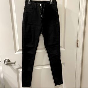 BLACK SKINNY JEANS